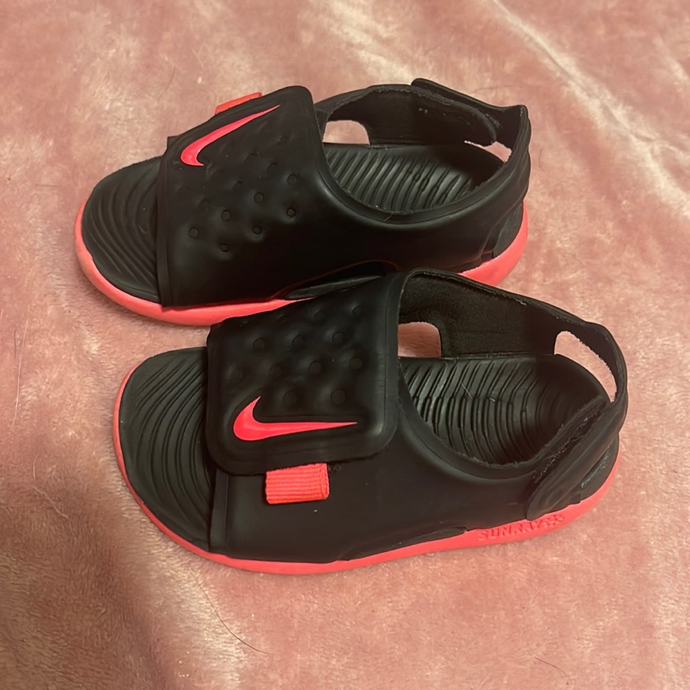 Girls Nike Sunray sandals- 5c